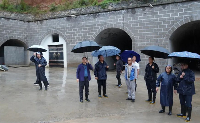 兴县乔云冒雨深入一线检查指导防汛工作