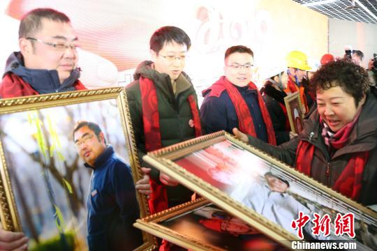 发放仪式上，北京市总工会领导和参与单位负责人将装帧精美的24寸“微笑”肖像照送到了一线劳动者代表手中。　任海霞 摄