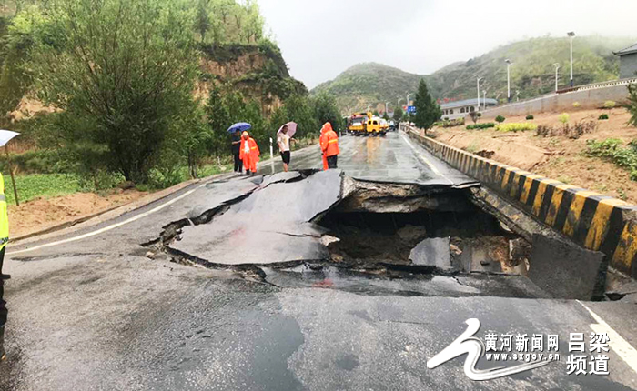 关于340国道石楼段发生路面塌陷车辆需要绕行的通告