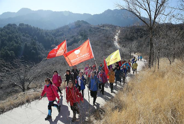 2019年吕梁市首届趣味登山活动在离石区信义镇宝峰山开拔