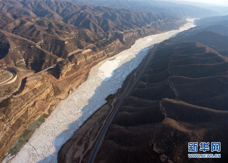 （美丽中国）（2）“银色巨龙”——黄河临汾段现流凌景观