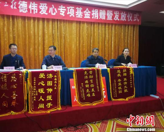获资助家属向捐赠方赠送锦旗。 范丽芳 摄 获资助家属向捐赠方赠送锦旗。 范丽芳 摄